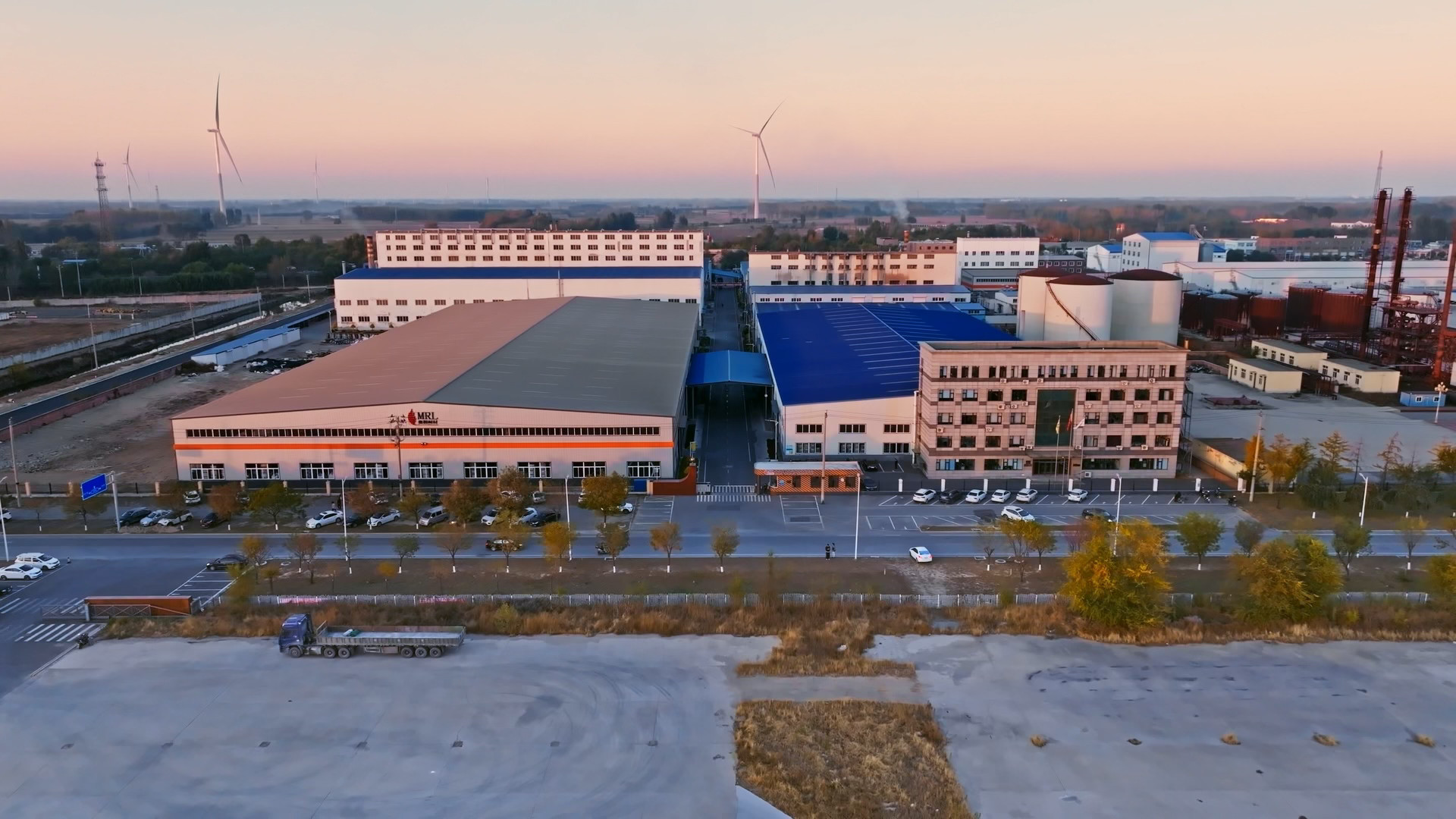 Photo of a study hall area with desks and people studying.